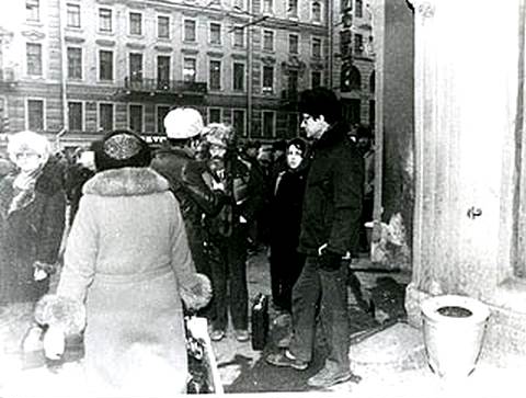 Фото: Вход в Сайгон, с бородой Виктор Кривулин, в дурацкой белой шапке Лев Лурье, 70-е годы