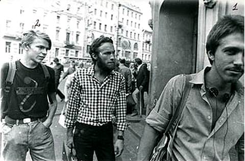 Фото: Рядом с входом в Ольстер на улице Марата: Бугаев, Хренов, Курехин. Фото наружного наблюдения КГБ
