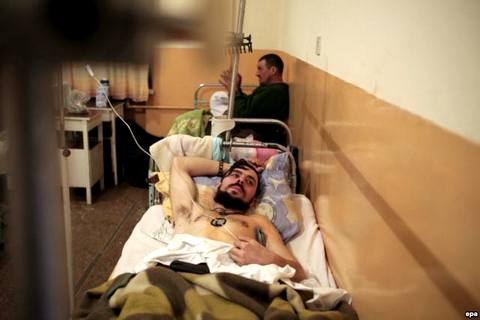 Раненый украинский солдат в госпитале в Артемовске