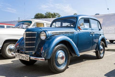 В 1946 году с Московского завода малолитражных автомобилей сошел первый аналог Kadett – "Москвич-400". К этому времени на Западе автомобиль уже могли себе позволить люди со средним достатком. В Советском Союзе же первые автомобили в основном были доступны только чиновникам