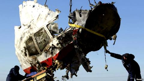 Обломки кабины пилотов "Боинга-777", разбившегося под Донецком 
