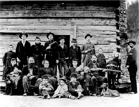 Клан Хэтфилдов в 1897 году. «Дьявол Энс» — второй слева в среднем ряду. Фото: Wikipedia