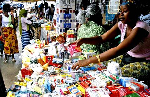 По оценкам ВОЗ, около 10 процентов всех лекарств, продаваемых в мире, подделки. Особенно много фальшивок в таких местах, как эти лотки для торговли на рынке в Кот-д‘Ивуаре Фото: Issouf Sanogo (AFP)