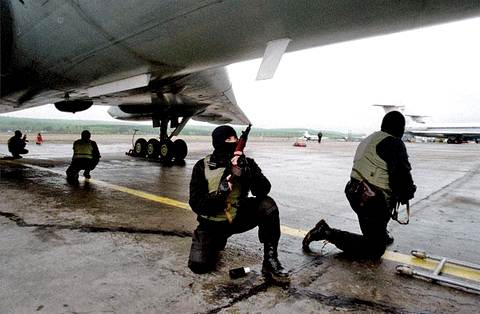 ...потом были освобождения заложников в самолетах и автобусах Фото: Виталий Иванов (ИТАР-ТАСС)