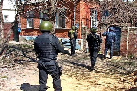 Более двух тысяч сотрудников полиции, включая бойцов спецназа, прочесывали буквально каждый дом в пригороде Белгорода... Фото: BELGOROD REGION DEPARTMENT AFP POLICE