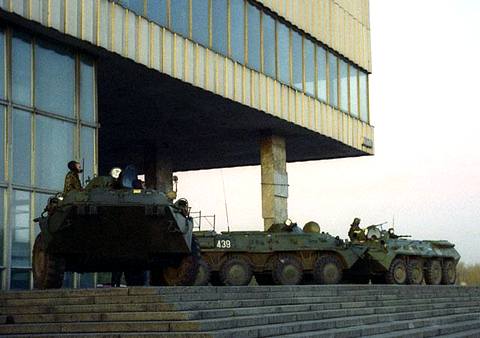 В октябрьские дни 1993-го в «Останкино» шла настоящая гражданская война Фото: Алексей Дитякин