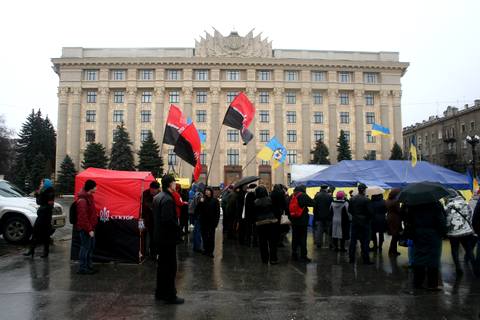 Народное Вече напротив администрации (палатки ПС, «Азова»  — собирают помощь армии)