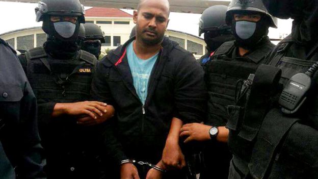 Мюран Сукумаран был арестован в 2005 году за участие в контрабанде наркотиков, осужден и приговорен к смерти