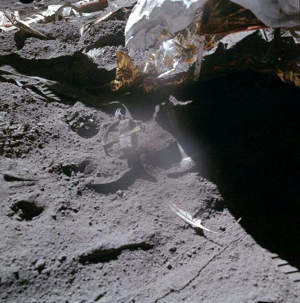 Перо сокола и молоток все еще на Луне. Фото: NASA