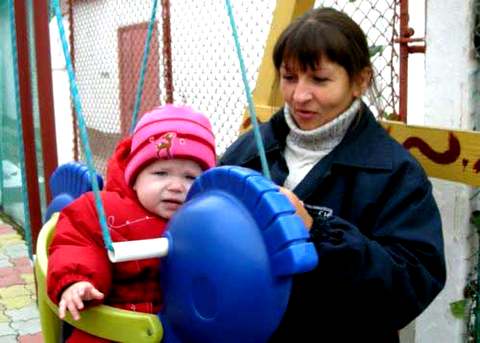 Алена Строменко с годовалой дочкой на прогулке  