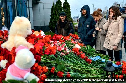 На следующий день после трагедии с самого утра люди начали приносить цветы к зданию казанского аэропорта