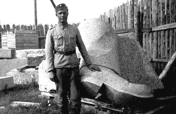 Карельская армия демонтирует памятник Ленину, 1941