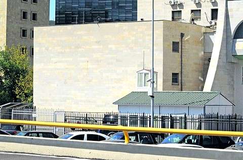 Тюрьма для воров. Круглое здание с очень толстыми стенами надежно спрятано за корпусами МВД. Фото: А. Искрицкая   