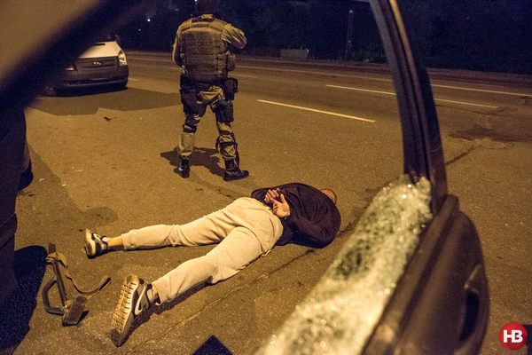 На Броварском проспекте в Киеве задерживают сутенеров-рэкетиров, вымогавших из девушек деньги