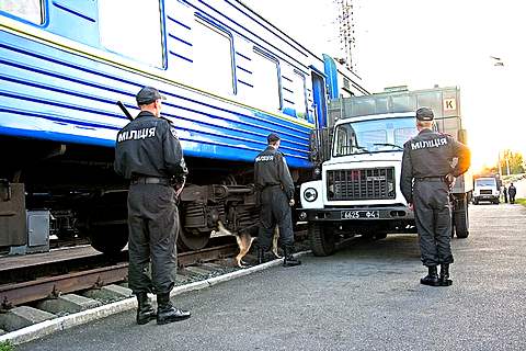Борт к борту. Зековоз подъезжает к вагону впритык, шаг — и тамбур. Фото: ВВ МВД Украины