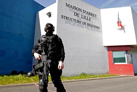 Сотрудник полицейского спецназа рядом с тюрьмой в Секедене. 14 апреля 2013 года Фото: Pascal Rossignol / Reuters