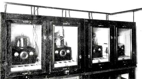 Эталонные кварцевые осцилляторы, установленные в Национальном бюро стандартов