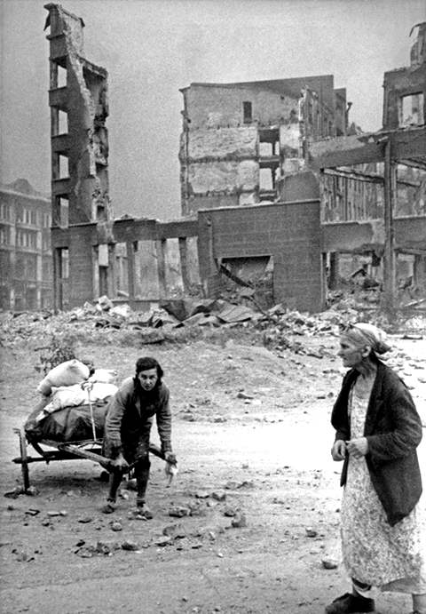Сталинград. Жители покидают разрушенный город.   Фото Эммануила Евзерихина. РГАКФД/Фото ИТАР-ТАСС