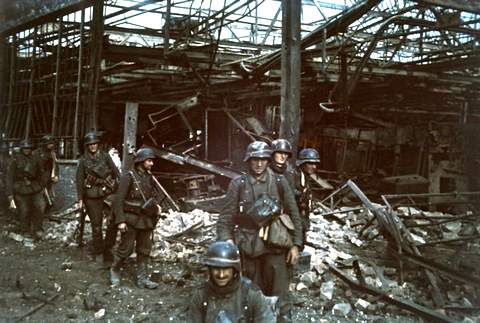 15 октября 1942 года. Сталинград. Немцы в цехах тракторного завода.  EAST NEWS/AKG Images