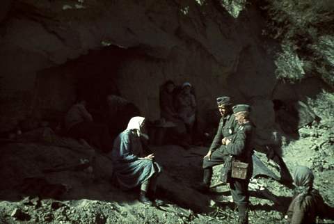 Октябрь 1942-го. Немцы и местные жители около вырытых в склоне укрытий.  EAST NEWS/AKG Images