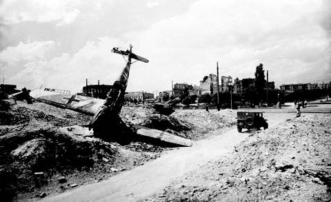 1942 год. Сбитый немецкий истребитель на окраине Сталинграда.   AFP/East News