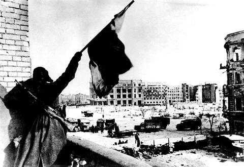 1943 год. Сталинград. Красный флаг над городской площадью.  Hulton Archive/Getty Images/Fotobank