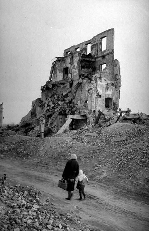 1947 год. Руины Сталинграда. Визит иностранной прессы в разрушенный город.  Thomas D. Mcavoy//Time Life Pictures/Getty Images/Fotobank
