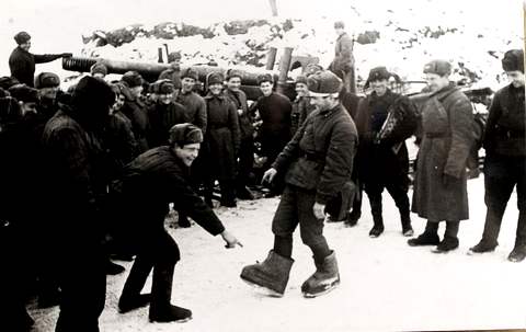 Февраль 1943-го. Советские солдаты смеются над "обувью", использовавшейся немцами для утепления в условиях суровой зимы.  EAST NEWS/COLLECTION LASKI WORLD WAR II