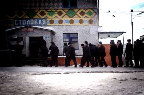 Отряд осужденных собирается на обед. © Юлия Вишневецкая/«Русский репортер»