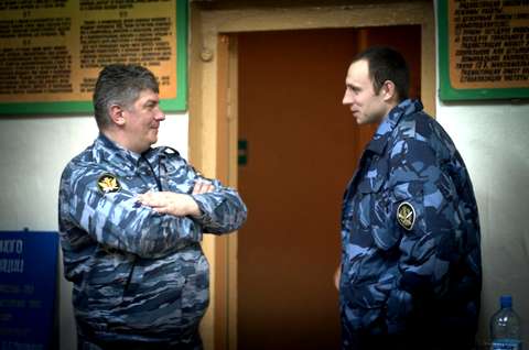 Офицеры ФСИН обсуждают рабочие моменты. © Юлия Вишневецкая/«Русский репортер»