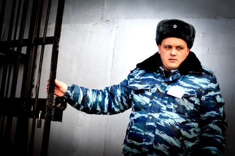 Сотрудник ФСИН открывает калитку в зону. © Юлия Вишневецкая/«Русский репортер»