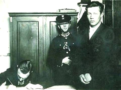 Допрос террориста; Борис Коверда в полицейском участке (Википедия)