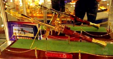 Оружие из золота и серебра из коллекции Саддама Хусейна 