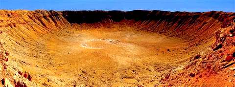Ударный кратер Бэрринджера (Аризона, США). Его диаметр 1200 м, а кратер Чиксулуб, с которого могло начаться вымирание динозавров, достигает 180 км в диаметре