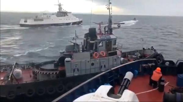 Корабль РФ берет на таран украинский судно