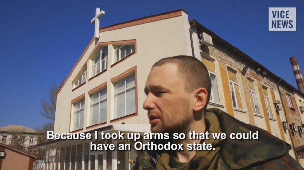 Интервью боевика «ДНР» на фоне здания Библейского института «Слово жизни» Украинской Христианской Евангельской Церкви, захваченного в августе 2014 