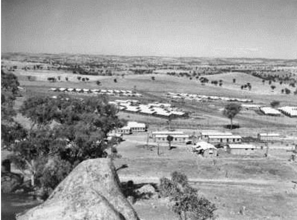  Вид на лагерь на запад. На переднем плане – штабные здания