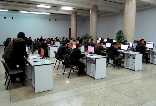 Зал доступа в «Кванмён» в Народном дворце учёбы в Пхеньяне