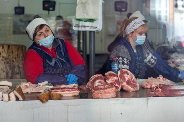 Продажа мяса на Лукьяновском рынке в Киеве, 31 марта 2020 года. Фото: Стас Юрченко, Ґрати