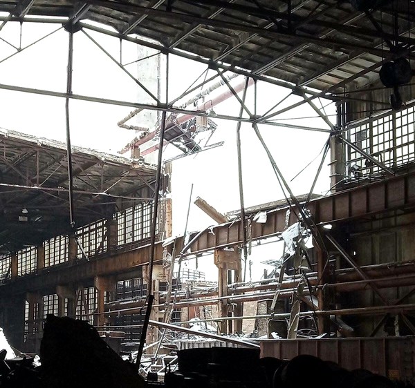 ​​ (https://telegra.ph/file/6d4b4198414fb32597802.jpg)На металлургическом комбинате в Алчевске рухнула крыша одного из цехов. Просто от старости. Не выдержала снега. 