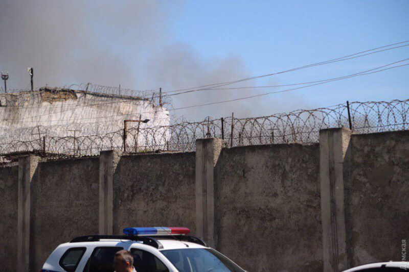 Бунт в одесской исправительной колонии: здание горит, зэки пытаются бежать