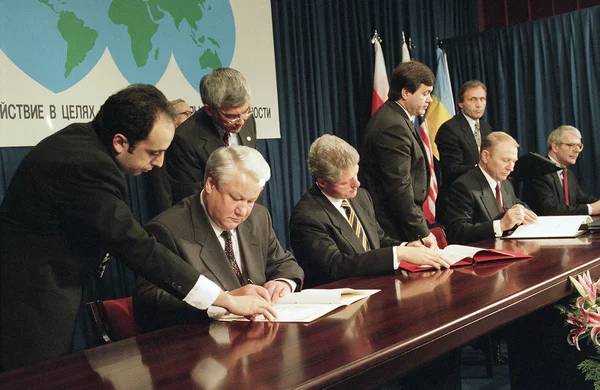 Борис Ельцин, Билл Клинтон, Леонид Кучма и Джон Мэйджор (слева направо) во время подписания «Будапештского протокола», 5 декабря 1994 года. Фото: Marcy Nighswander / AP