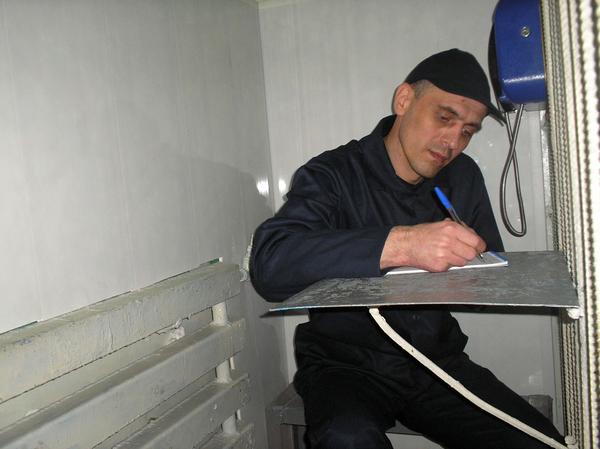 Маньяк Юрий Кузьменко помогает следствию. Фото из архива психолога Юрия Ирхина 