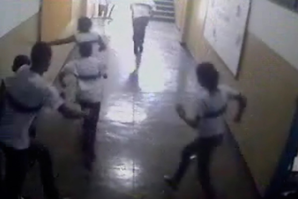 Ученики убегают из класса во время стрельбы в школе Тассо да Сильвейра в Рио-де-Жанейро