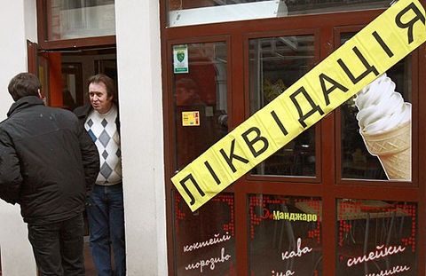 Львовские предприниматели провели акцию, превратив улицу Галицкую в «Улицу пустых витрин», показав, что может наступить после принятия Налогового кодекса. Фото: UNIAN