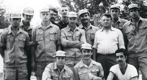 Александр Потеев (третий слева) в составе группы спецназовцев в Афганистане   