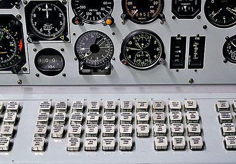Это блок управления тренажером Як-42. Клавиатура приводит в действие аварийные ситуации — нажал кнопку и ситуация «пожар»  