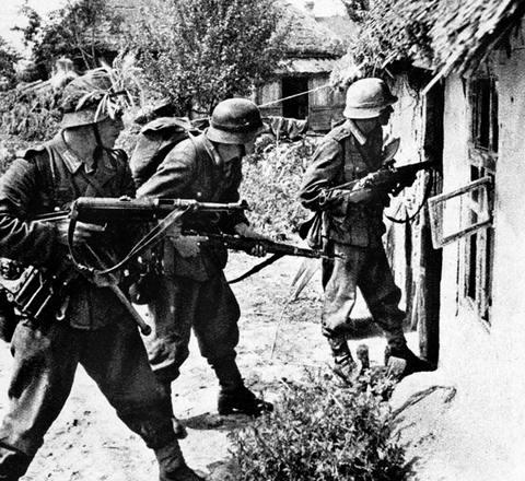 Немецкие солдаты во время обыска жилого дома в селе  