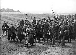 А это уже польские пленные, да и война другая. Захваченные РККА в сентябре 1939 офицеры Войска Польского.  Фото из книги «Два предвоенных года» 
