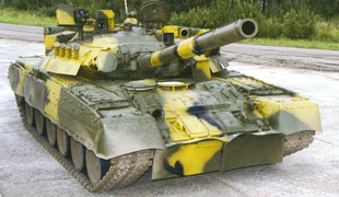  Даже лучшие отечественные машины – такие как Т-80, увы, отстают от требований времени. Фото из книги «Вооруженные силы России»   